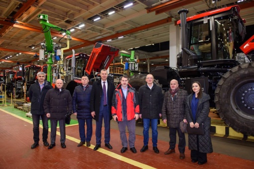 Чрезвычайный и Полномочный Посол Республики Беларусь в России Дмитрий Крутой посетил Петербургский тракторный завод